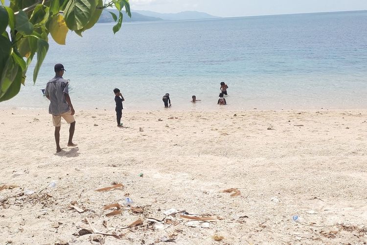 Pantai Pasir putih Enabara, Kecamatan Maurole, Kabupaten Ende, Flores, NTT, Jumat, (4/11/2022) merupakan satu destinasi pantai di jalur Pantai Utara (Pantura) di Pulau Flores, NTT. (KOMPAS.com/MARKUS MAKUR)