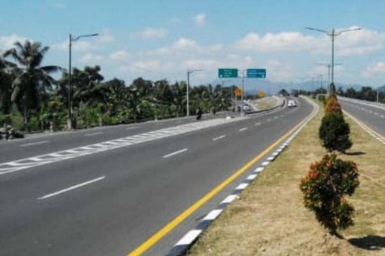 jalan di Kawasan Strategis Pariwisata Nasional (KSPN) Mandalika Lombok Nusa Tengara Barat (NTB)