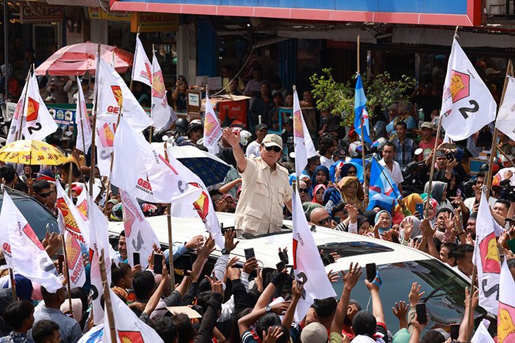 Prabowo Subianto saat menyapa warga Sumatera Barat di Pasar Raya Padang, Kota Padang, Sabtu (9/12/2023).