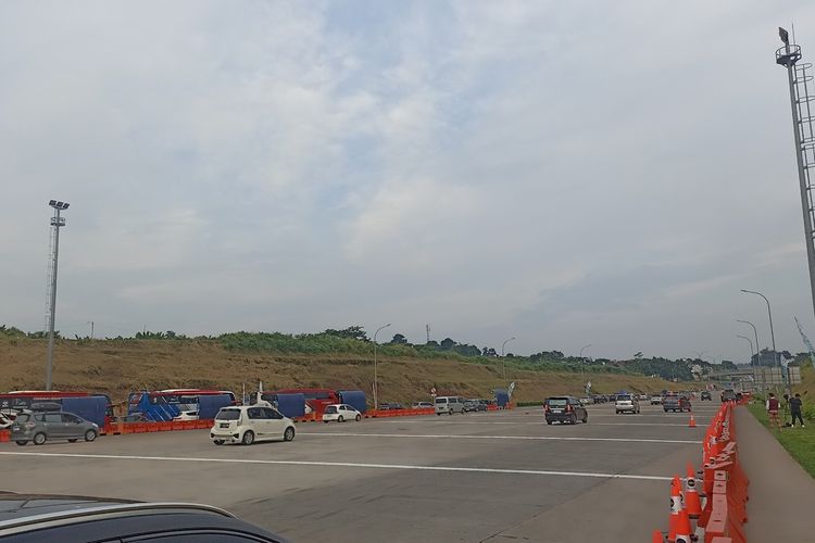 One way lokal mulai diberlakukan di Tol Kalikangkung Semarang hingga Bawen, Ungaran, Jawa Tengah. Sabtu (6/4/2024).