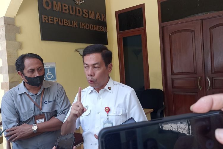 Ketua Ombudsman Perwakilan NTB Adhar Hakim usai rapat koordinasi dengan pihak Kantor Imigrasi dan Tim Kemenkumham