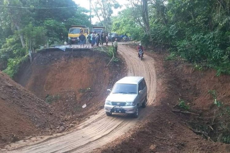 Arus jalan penghubung Kabupaten Lahat- dan Kota Pagaralam yang mengalami longsor diperkirakan bisa beroperasional pekan depan.