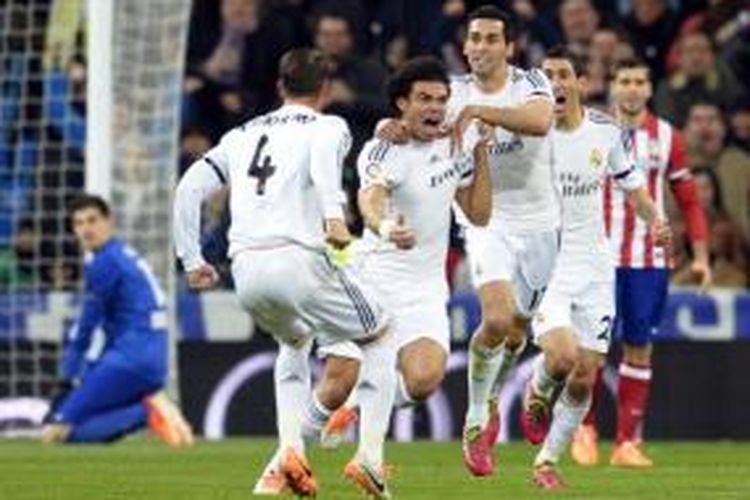 Para pemain Real Madrid merayakan gol yang dicetak Pepe (kedua dari kiri) ke gawang Atletico Madrid pada laga semifinal pertama Copa del Rey, di Stadion Santiago Bernabeu, Madrid, Rabu (5/2/2014).