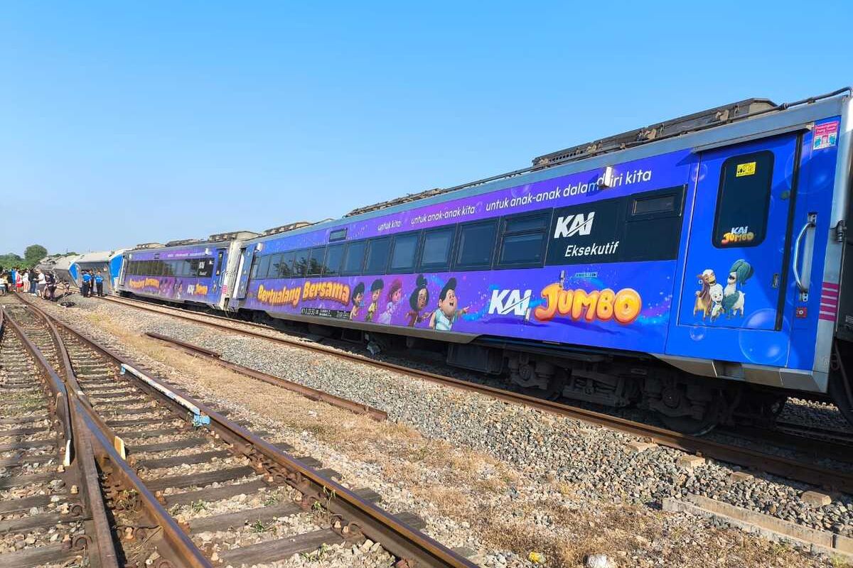 Argo Bromo Anggrek anjlok di kawasan Pegaden Baru Kabupaten Subang Jawa Barat pada Jumat (1/7/2025) siang.