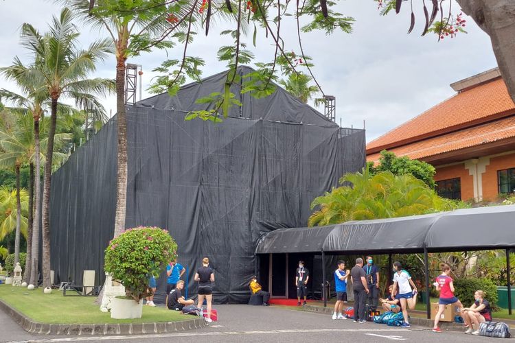 Tampak luar tempat latihan para pebulu tangkis yang tersedia di Westin Resort menjelang Indonesia Masters 2021.