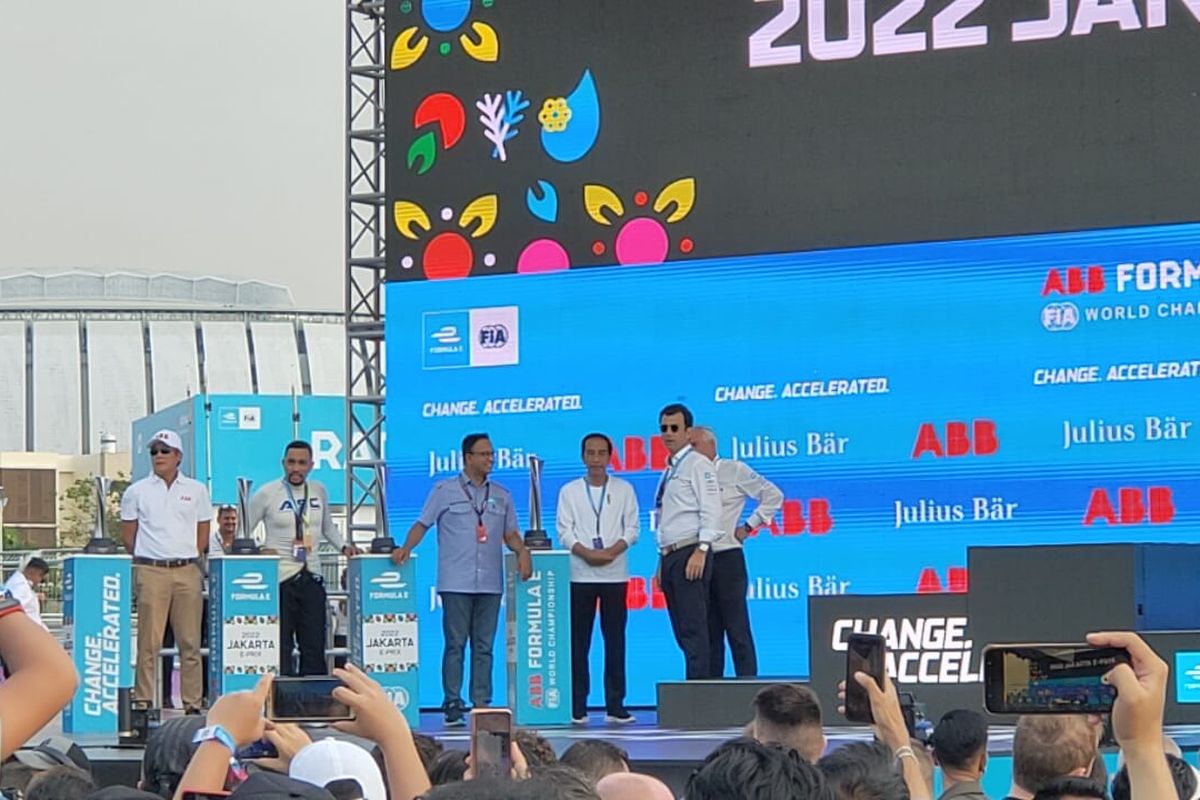 Presiden Joko Widodo bersama Gubernur DKI Jakarta Anies Baswedan (baju biru) sesaat sebelum menyerahkan piala untuk para juara Formula E Jakarta, Sabtu (4/6/2022)