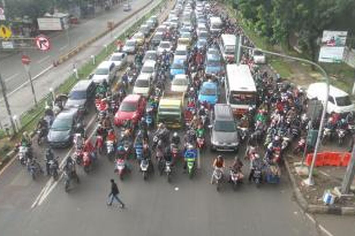 Situasi di Jalan Mampang Prapatan arah Kuningan, Jakarta Selatan pada Rabu (30/12/2015) sekitar pukul 09.00. Terlihat cukup banyak mobil maupun sepeda motor yang menerobos busway yang ada di sisi kanan jalan. Padahal, separator busway di lokasi tersebut sudah ditinggikan.