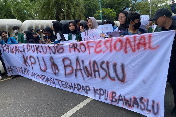 Mahasiswa menggelar aksi di depan gedung KPU RI, Jalan Imam Bonjol, Menteng, Jakarta Pusat, Jumat (23/2/2024)