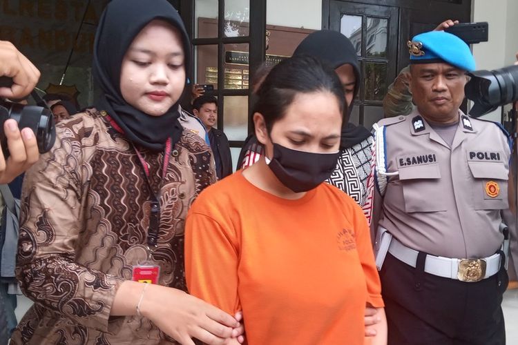 SM (26), ibu tiri yang melakukan kekerasan terhadap korban RAF, yang menyebabkan balita 4 tahun itu meninggal dunia. Tersangka diboyong petugas di Mapolretabes Bandung, Jumat (28/11/2025).