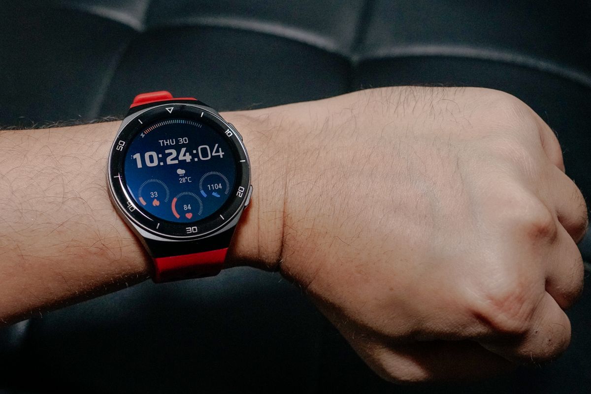 Karena bentuknya yang lebih mengikuti kontur lengan dibanding Watch GT 2, Huawei Watch GT 2e terasa lebih nyaman saat dikenakan. 
