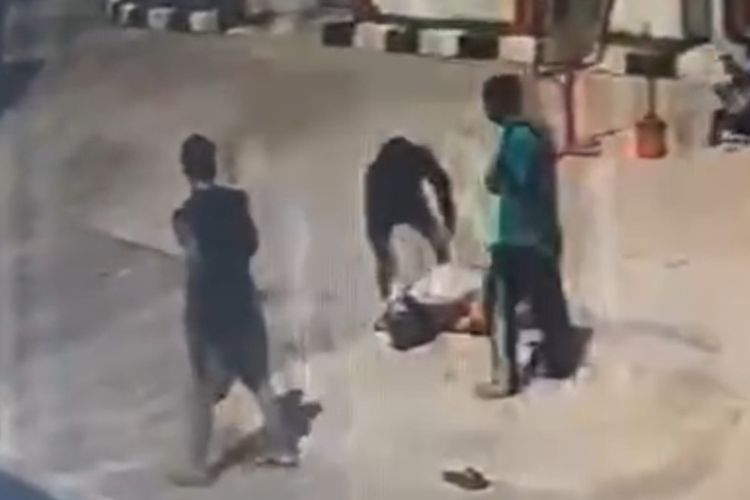 Tiga pelaku penganiayaan terhadap sopir truk di SPBU Cimalaka, Sumedang terekam CCTV dan viral di media sosial.  