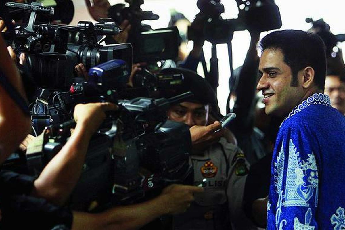 Terdakwa  kasus dugaan korupsi pembangunan wisma atlet SEA Games, Muhammad Nazaruddin (kanan), diwawancarai wartawan seusai sidang   atas kasusnya dengan agenda pembacaan vonis.  Hakim Pengadilan Tindak Pidana Korupsi Jakarta, Jumat (20/4), memvonis Nazaruddin dengan hukuman   empat tahun  10 bulan penjara dan denda Rp 200 juta, subsider empat bulan kurungan penjara.