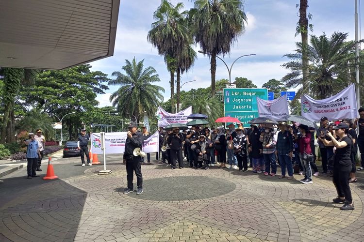 Puluhan pemilik Condotel Alana Sentul melakukan aksi unjuk rasa di depan kantor pemasaran PT Sentul City Tbk, di Jalan MH Thamrin, Cipambuan, Babakan Madang, Kabupaten Bogor, Jawa Barat, Rabu (6/3/2024)