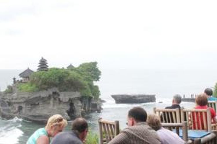 Wisatawan di Tanah Lot, Tabanan, Bali.