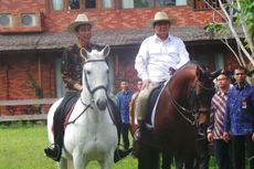 Serunya Jokowi dan Prabowo Naik Kuda di Hambalang