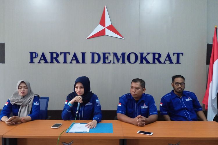 Ketua DPC Partai Demokrat Kabupaten Nganjuk Endah Sri Murtini (memegang mikrofon) saat memberikan keterangan ke media di Kantor DPC Partai Demokrat Kabupaten Nganjuk, Selasa (2/5/2023)