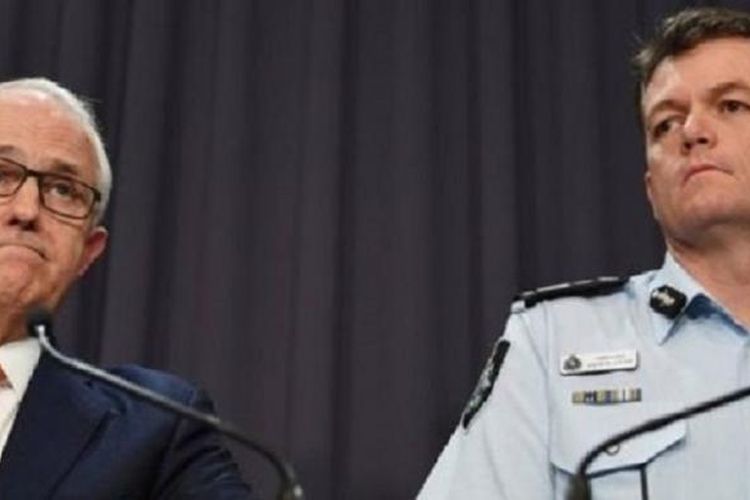 PM Australia, Malcolm Turnbull (kiri),  mengatakan seorang pria ditangkap pada Selasa (28/2/2017) karena diduga membantu ISIS. Penangkapan itu sebagai pengingat akan pentingnya kewaspadaan.
