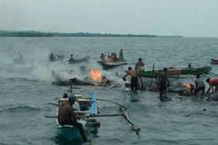 Para nelayan ikut membantu proses evakuasi penumpang kapal terbakar di selat Buton