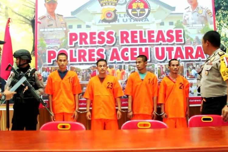 Polisi memperlihatkan empat tersangka sabu-sabu jaringan MZ di Mapolres Aceh Utara, Jumat (11/1/2019)