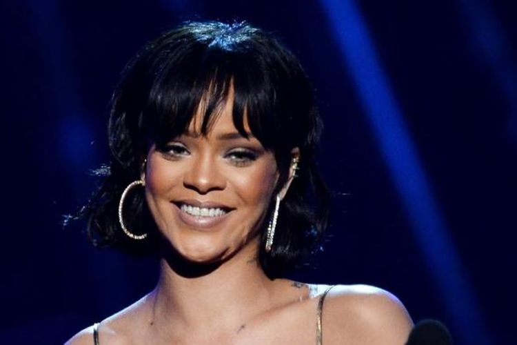 Penyanyi Rihanna menerima penghargaan Billboard Chart Achievement Award pada Billboard Music Awards 2016 yang digelar di T-Mobile Arena di Las Vegas, Nevada, Minggu (22/5/2016).