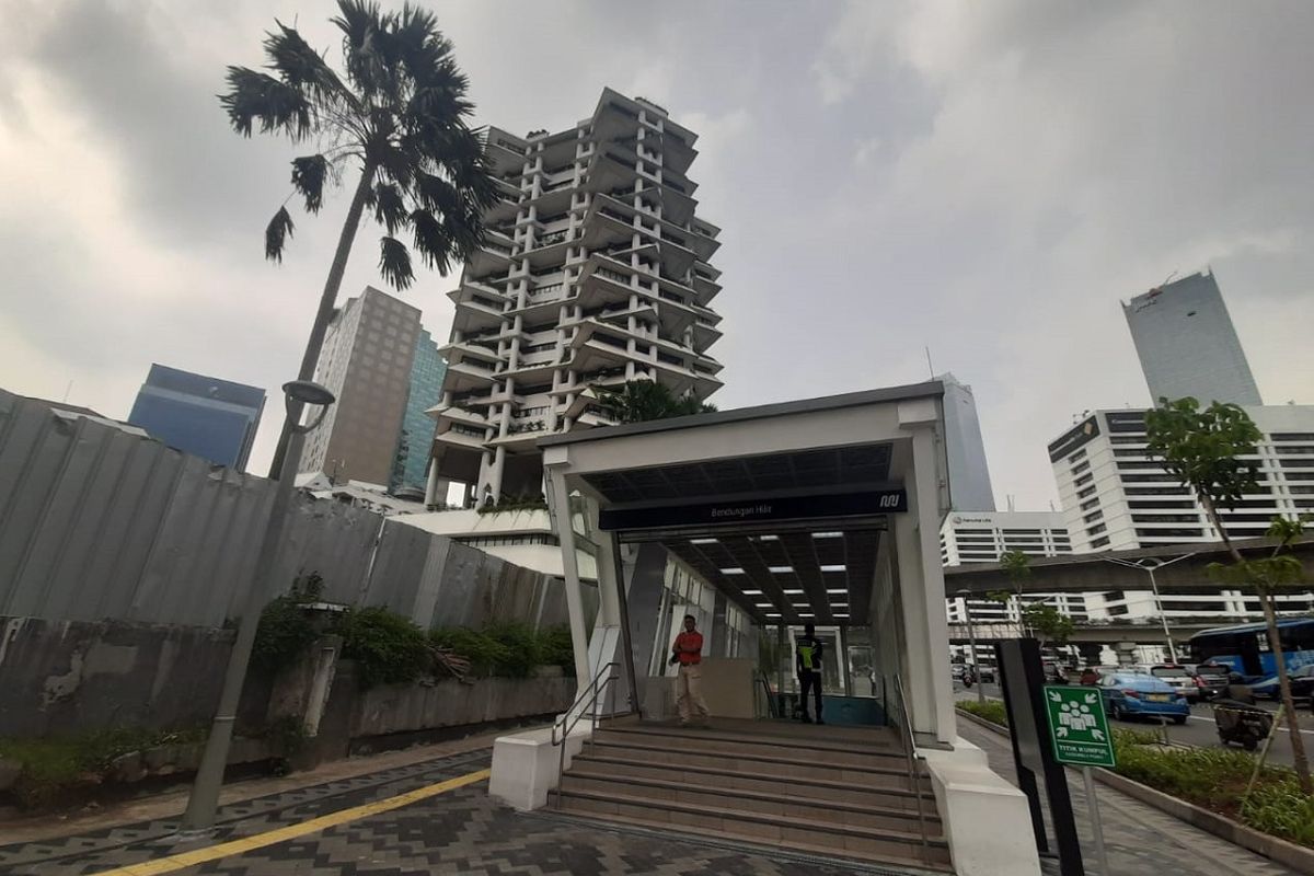 Pintu masuk Stasiun MRT Bendungan Hilir yang berada di depan Intiland Tower, Jalan Jenderal Sudirman, Jakarta.