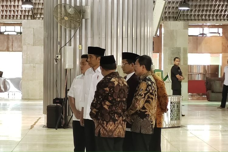 Presiden Joko Widodo meninjau proses  sterilisasi Masjid Istiqlal, Jakarta Pusat, Jumat (13/3/2020) pagi. Proses sterilisasi ini dilakukan dalam rangka mencegah penularan virus corona Covid-19. 