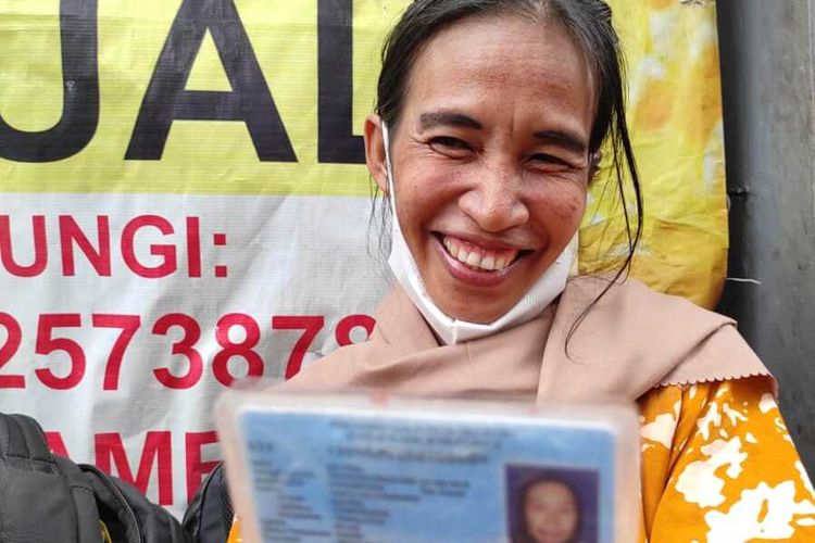 Ani Pina (51), janda 5 anak yang tinggal di Kota Makassar sangat mirip dengan wajah Presiden Jokowi viral di media sosial.