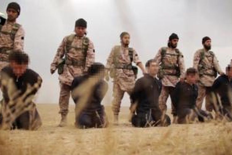 Dalam foto yang diambil dari video terbaru yang dirilis ISIS, terlihat anggota pasukan ISIS bersiap untuk memenggal sejumlah orang yang belakangan dipastikan sebagai anggota militer Suriah.