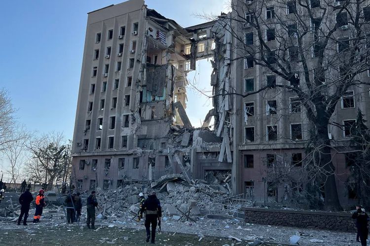 Sedikitnya tujuh orang tewas dan 22 lainnya cedera dalam serangan Rusia di gedung pemerintah daerah di kota Mykolaiv, Ukraina selatan.