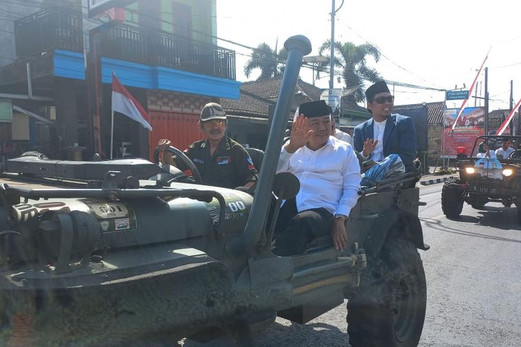 HM Sanusi dan Latifah Shohib menaiki mobil willys untuk daftar ke KPU Kabupaten Malang.