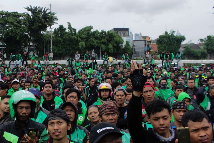 Para pengemudi ojek online melakukan aksi unjuk rasa di depan Gedung DPR RI, Jakarta Pusat, Jumat (28/2/2020). Dalam aksi unjuk rasa ini mereka menuntut untuk melegalkan ojek online sebagai moda angkutan khusus terbatas.
