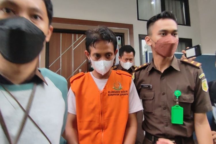 Petugas membawa ES ke Rumah Tahanan Cirebon setelah gelar perkara di kantor Kejaksaan Negeri Cirebon, Rabu (13/7/2022)