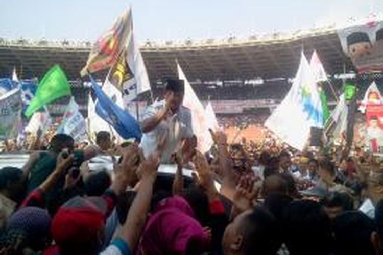 Capres Prabowo Subianto usai memberikan orasi politik di Stadion Gelora Bung Karno, Jakarta, Minggu (22/6/2014).