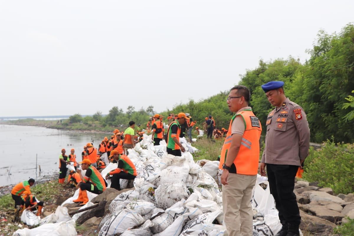 Dinas Lingkungan Hidup (DLH) DKI Jakarta mengangkut sampah sebanyak 83 meter kubik dalam operasi Grebek Sampah di pesisir Marunda Kepu, Cilincing, Jakarta Utara, Rabu (1/5/2024).