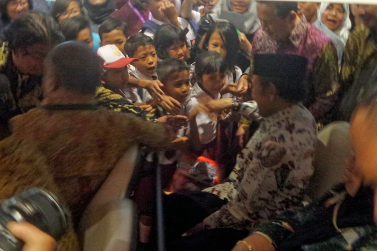 Sejumlah murid Sekolah Dasar bersalaman dengan Presiden ketiga RI Bacharuddin Jusuf Habibie saat meninjau pameran bidang ilmu pengetahuan, teknologi, dan inovasi, Badan Ekonomi Kreatif (Bekraf) Habibie Festival 2017 di JIEXPO, Kemayoran, Jakarta Pusat, Senin (7/8/2017).