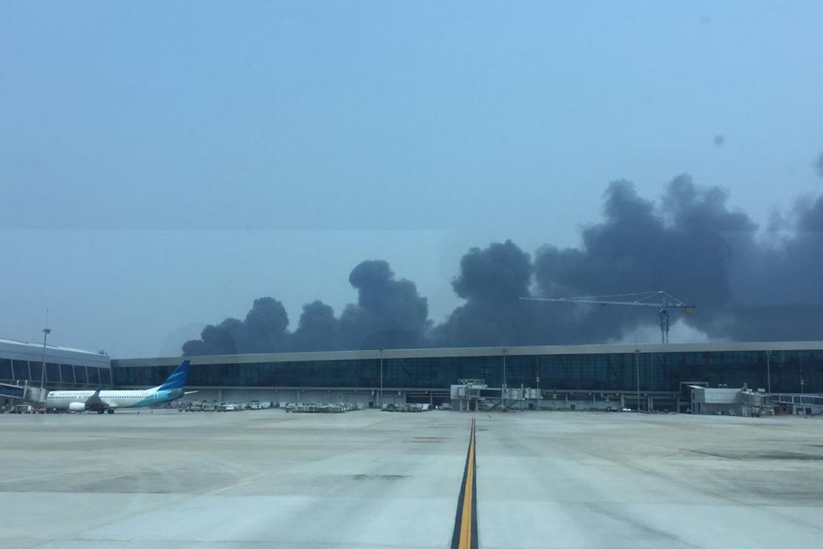 Foto dari netizen menunjukkan asap yang muncul di sekitar Bandara Soekarno-Hatta, Selasa (24/9/2019).