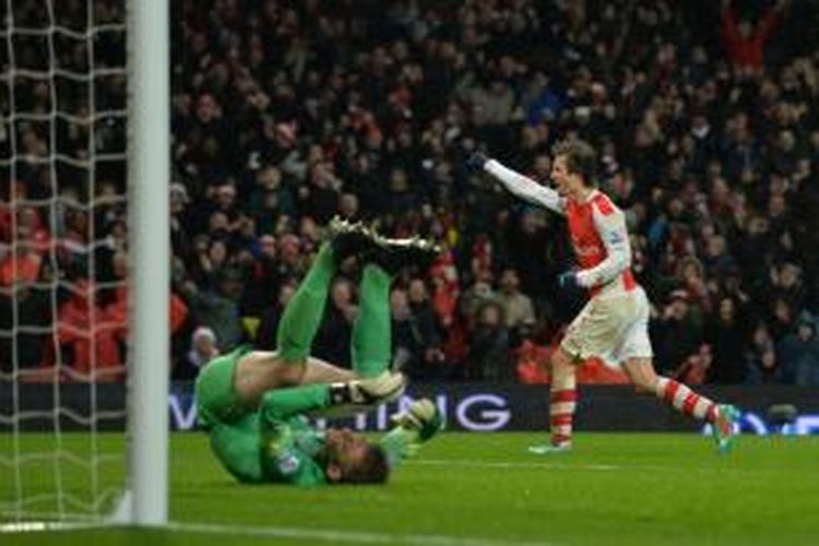 Gelandang Arsenal, Tomas Rosicky, seusai mencetak gol ke gawang Queens Park Rangers pada lanjutan Premier League di Stadion Emirates, Jumat (26/12/2014). 