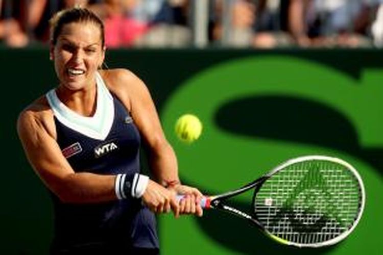 Petenis Slovakia Dominika Cibulkova mengembalikan bola ke arah Alize Cornet dari Perancis pada babak ketiga Sony Open Tennis di Crandon Park Tennis Center, Minggu (23/3/2014).