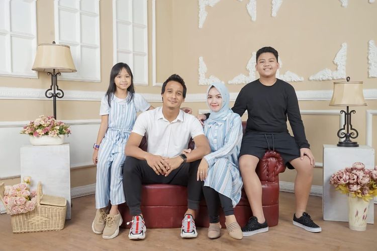 Penjaga gawang Madura United musim 2020 foto bersama keluarganya.