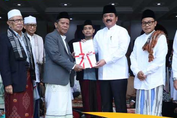Menteri ATR/Kepala BPN, Hadi Tjahjanto menyerahkan 10 sertipikat untuk rumah ibadah yang ada di Kota Malang. Sertipikat tersebut diserahkan setelah salat iduladha di Masjid Agung Jami', Kota Malang.