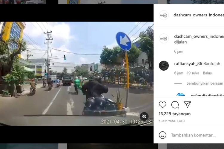 Tangkapan layar video sepeda motor bermuatan galon menyenggol median jalan saat sedang menyalip mobil dan hampir terjatuh, Jumat (30/4/2021).