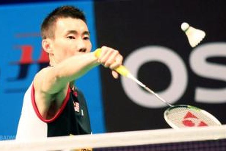 Tunggal putra Malaysia, Lee Chong Wei mengembalikan serangan tunggal Thailand, Boonsak Ponsana, pada pertandingan kedua grup A tunggal putra BWF Superseries Finals, di Kuala Lumpur Badminton Stadium, Malaysia, Kamis (12/12/2013).