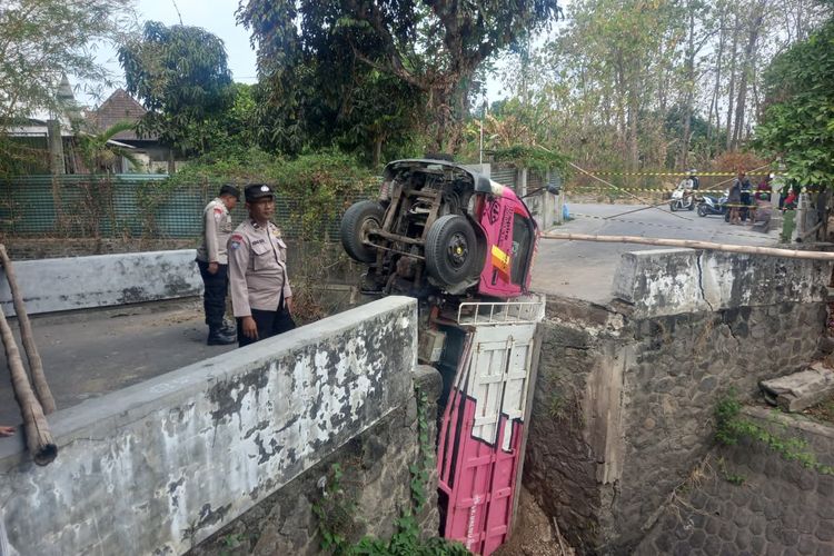 Truk Kelebihan Muatan Bikin Jembatan di Sukoharjo Ambrol, Sopir Dilarikan ke RSUD