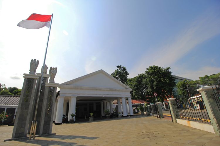 Bagian depan bangunan Museum Taman Prasasti di Jakarta Pusat.