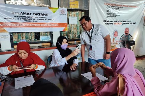 Pos Indonesia Salurkan Bansos Sembako dan PKH untuk 9.833 KPM di Sumedang