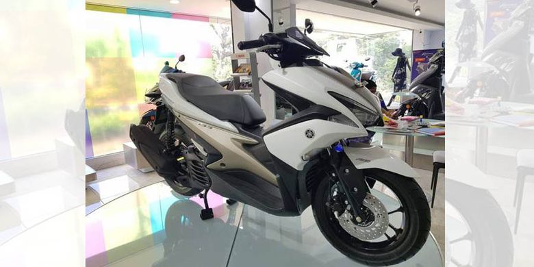 Aerox 155 buatan Indonesia dipajang di diler Yamaha di India.