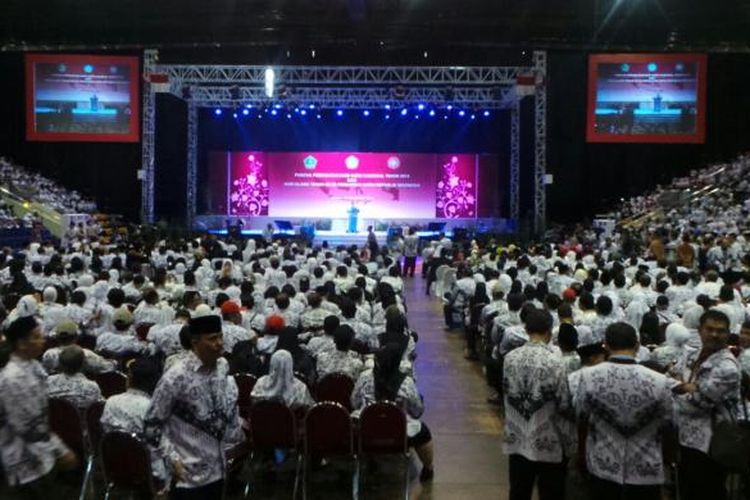 Suasana peringatan Hari Guru dan HUT ke 69 Persatuan Guru Republik Indonesia (PGRI) di Istora Senayan, Jakarta, Kamis (27/11/2014). 