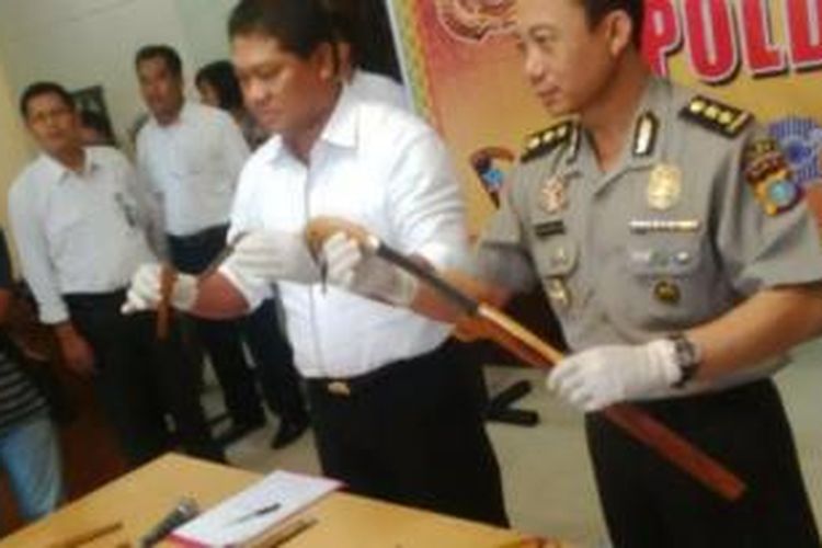 Belasan senjata tajam diamankan oleh Polresta Pekanbaru, dan Reskrimum Polda Riau di dua lokasi tempat Mahasiswa yang disebut Rombongan Liar (Romli) dalam Kongres Himpunan Mahasiswa Islam (HMI) Riau, Senin (23/11/2015). 