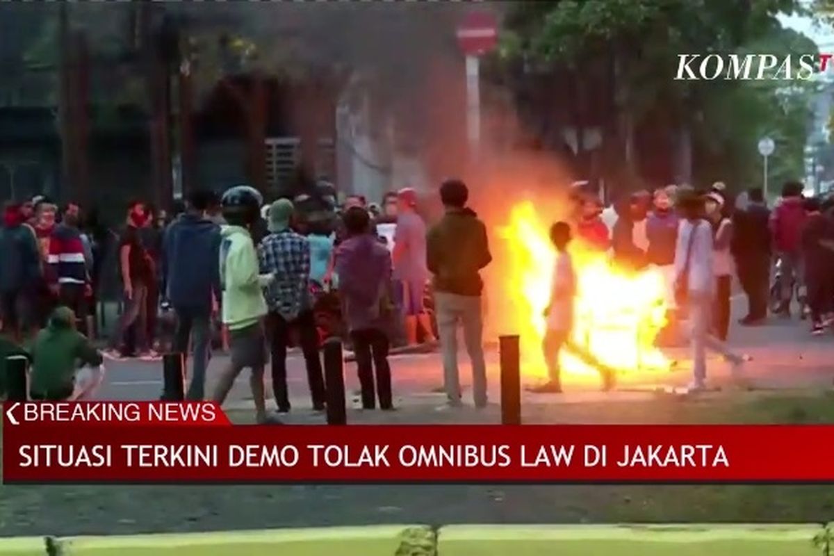 Beberapa orang membakar berbagai barang di Kwitang, Jakarta, Selasa (13/10/2020) petang.