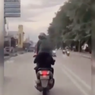 Masih Ada Saja Pengendara Motor yang Akrobat di Jalan Raya
